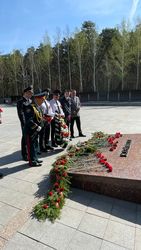 Возложение цветов на Широкореченском военно-мемориальном комплексе